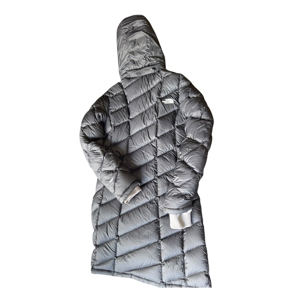 See Clip 🤩 The North Face 700 Down Fill Black  Long Winter Puffer Jacket XS - Picture 15 of 17